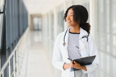 Gülümseyen Afrikalı bir tıp öğrencisi