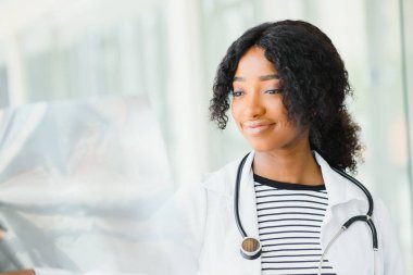 Gülümseyen bir hemşire portresi.