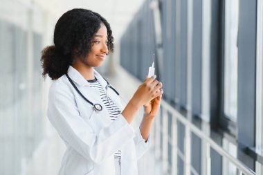 Modern ofisteki güzel Afro-Amerikan kadın stajyerin portresi.