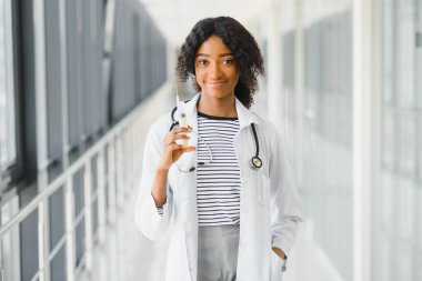 Modern ofisteki güzel Afro-Amerikan kadın stajyerin portresi.