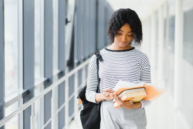 Üniversitede genç Afrikalı-Amerikalı öğrenci