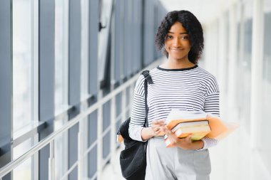 Üniversitede genç Afrikalı-Amerikalı öğrenci