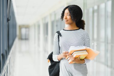 Üniversitede genç Afrikalı-Amerikalı öğrenci