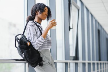 Üniversite koridorunda Afrikalı bir öğrenci. Mesleki eğitim almak.