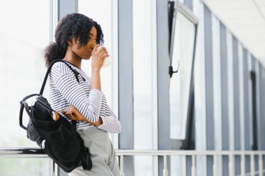 Üniversite koridorunda Afrikalı bir öğrenci. Mesleki eğitim almak.