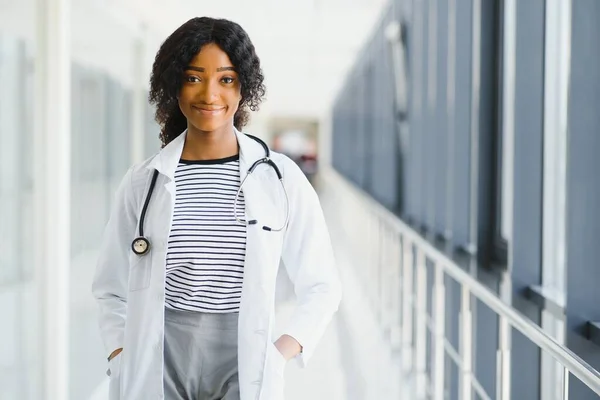 Retrato Una Hermosa Pasante Médica Afroamericana Una Oficina Moderna — Foto de Stock