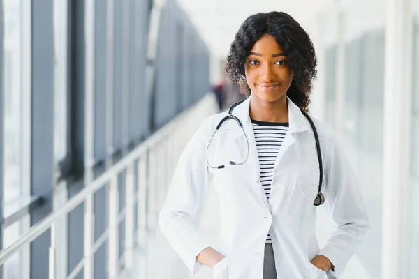 Retrato Confiado Afroamericano Médico Profesional Médico Escribiendo Notas Pacientes Aisladas — Foto de Stock