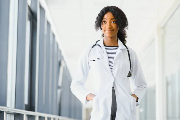 Retrato Confiado Afroamericano Médico Profesional Médico Escribiendo Notas Pacientes Aisladas — Foto de Stock