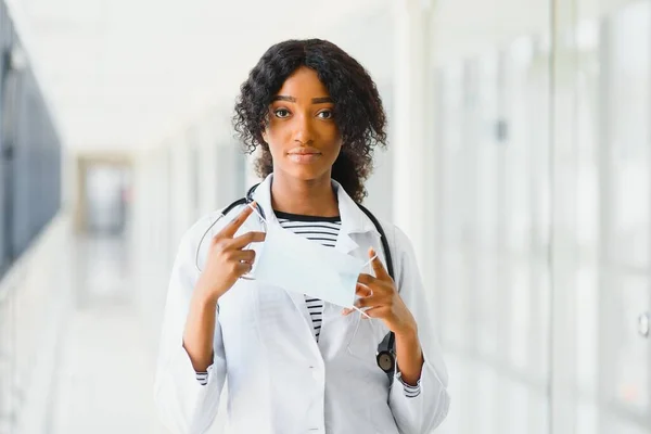 Doctora Africana Americana Enfermera Vistiendo Abrigo Médico Con Estetoscopio Máscara — Foto de Stock