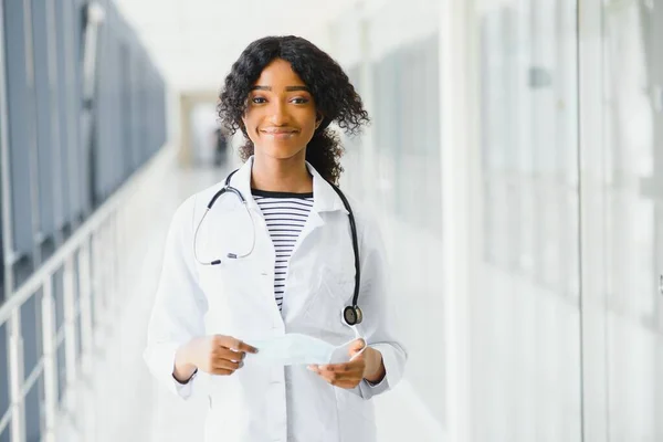 Retrato Confiado Afroamericano Médico Profesional Médico Escribiendo Notas Pacientes Aisladas — Foto de Stock