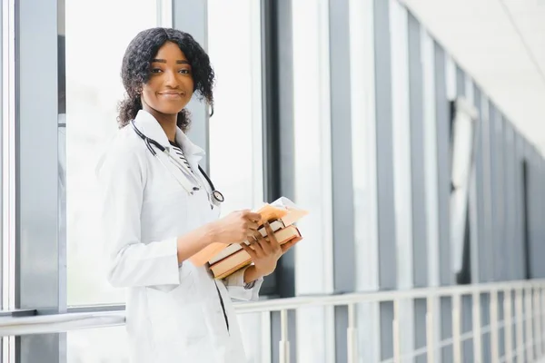 Afrykańska Studentka Medycyny Uśmiechem — Zdjęcie stockowe