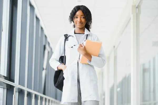 Chica Afroamericana Estudiante Medicina — Foto de Stock