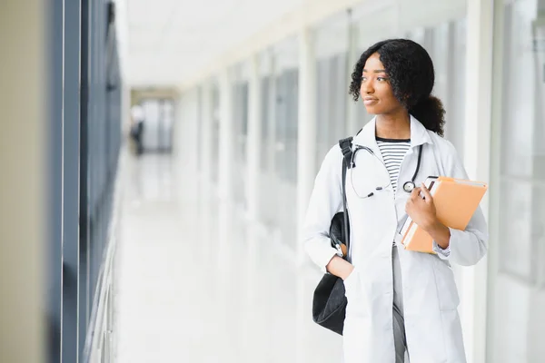 Salud Concepto Médico Doctora Africana Sonriente Hospital — Foto de Stock