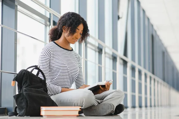 Jovem Estudante Afro Americano Universidade — Fotografia de Stock