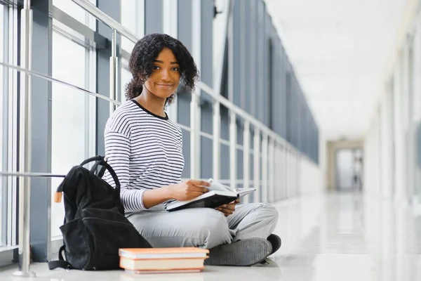 Junge Afroamerikanische Studentin Der Universität — Stockfoto