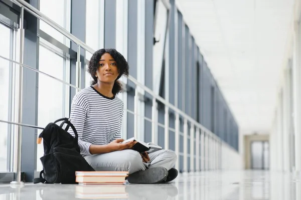 Retrato Estudante Universitária Africana Com Cabelo Preto Encaracolado Corredor Brilhante — Fotografia de Stock