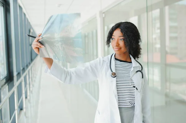 Retrato Confiado Afroamericano Médico Profesional Médico Escribiendo Notas Pacientes Aisladas — Foto de Stock