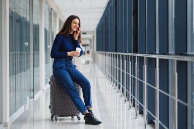 Havaalanında güzel genç bayan yolcu (sığ DOF; renk tonlu resim)