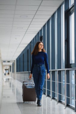 Havaalanında güzel genç bayan yolcu (sığ DOF; renk tonlu resim)