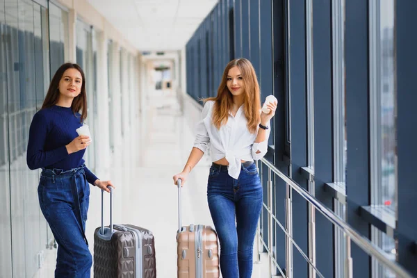 Dos Mujeres Aeropuerto Van Avión Novias Aeropuerto Con Maletas —  Fotos de Stock