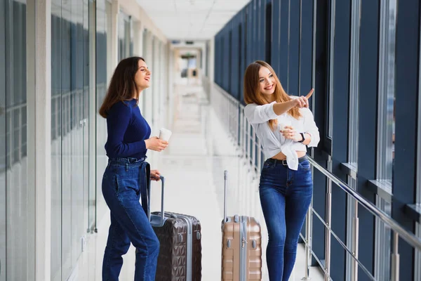Dos Mujeres Aeropuerto Van Avión Novias Aeropuerto Con Maletas —  Fotos de Stock