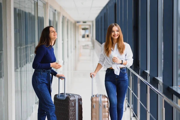 Dos Mujeres Cerca Del Aeropuerto Van Avión —  Fotos de Stock