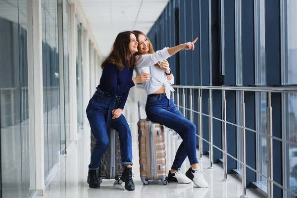 Zwei Frauen Flughafen Steigen Ein Flugzeug Freundinnen Mit Koffern Flughafen — Stockfoto
