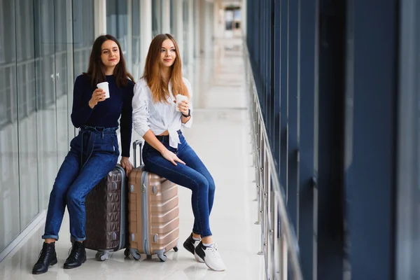 Dos Mujeres Aeropuerto Van Avión Novias Aeropuerto Con Maletas —  Fotos de Stock