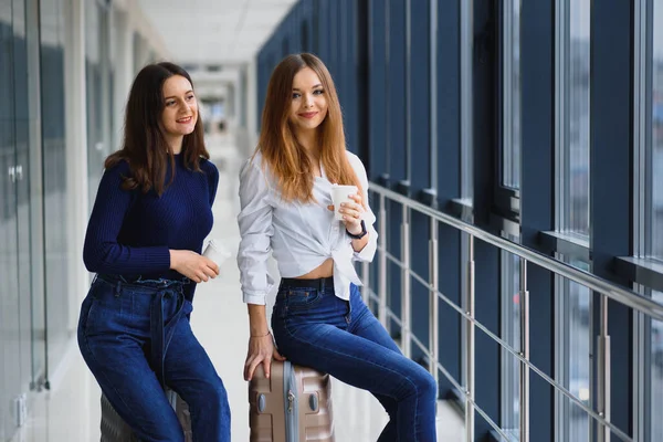 Havaalanındaki Iki Kadın Uçağa Biniyor Havaalanında Bavulları Olan Kız Arkadaşlar — Stok fotoğraf