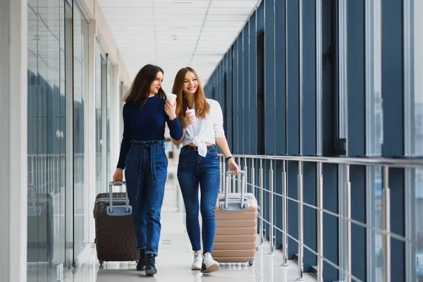 Dos Mujeres Aeropuerto Van Avión Novias Aeropuerto Con Maletas —  Fotos de Stock