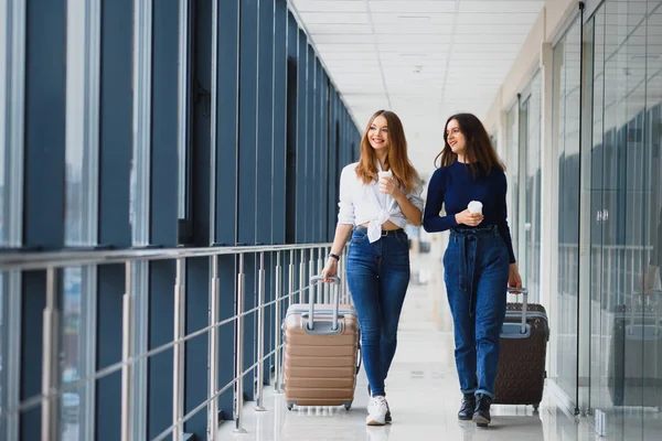 Dos Mujeres Aeropuerto Van Avión Novias Aeropuerto Con Maletas —  Fotos de Stock
