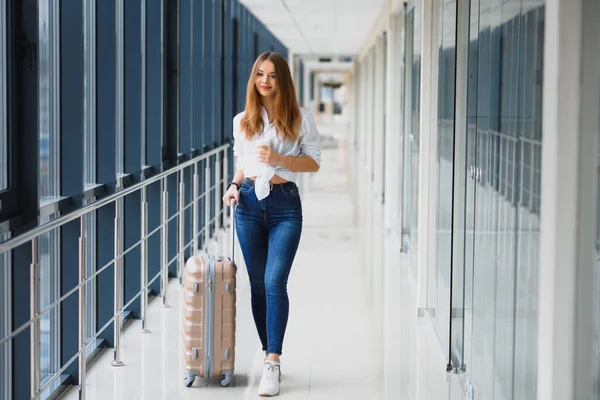 Junge Passagierin Flughafen Die Verzweifelt Auf Ihren Verspäteten Flug Wartet — Stockfoto