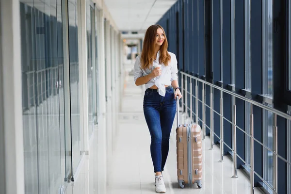 Hübsche Junge Passagierin Flughafen Seichtes Dof Farbiges Bild — Stockfoto