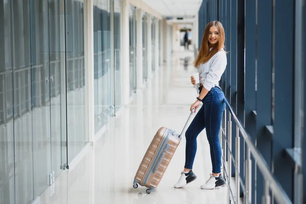 Hübsches Mädchen Mit Einem Koffer Flughafenterminal Urlaubs Und Reisekonzept — Stockfoto