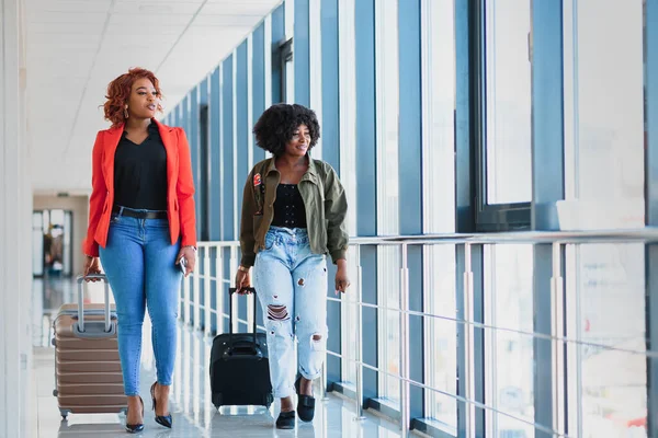 Namoradas Afro Americanas Viajam Avião Conceito Transporte Aéreo Recreação Exterior — Fotografia de Stock