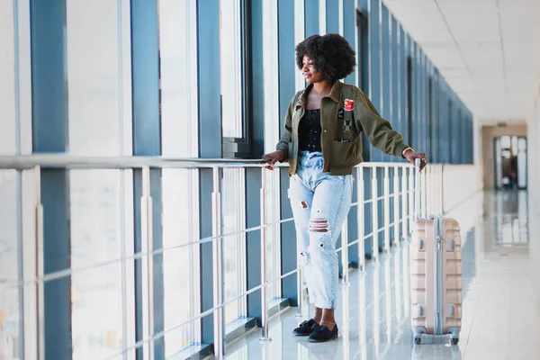 Молодая Африканская Американка Пассажирка Повседневной Одежде Находится Аэропорту Багажом — стоковое фото