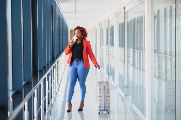 Mladý Africký Americký Žena Osobní Ležérní Oblečení Letišti Zavazadly — Stock fotografie