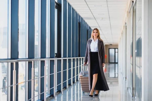 Stijlvolle Zakenvrouw Met Bagage Luchthaven Aantrekkelijke Dame Met Reiskoffer Wandelen — Stockfoto