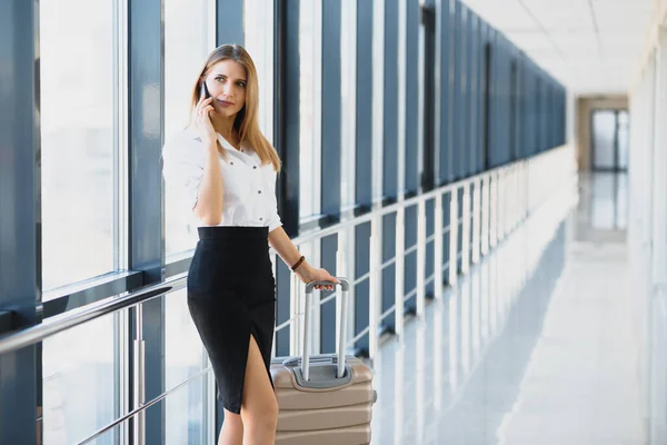 Stijlvolle Zakenvrouw Met Bagage Luchthaven Aantrekkelijke Dame Met Reiskoffer Wandelen — Stockfoto