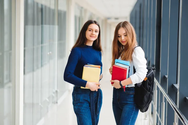 Dvě Studentky Stojí Chodbě Vysoké Školy Knihami — Stock fotografie