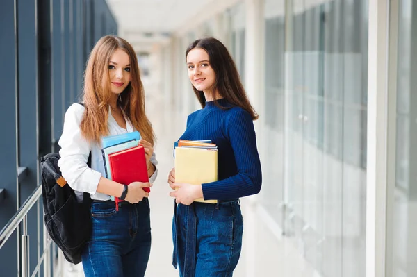 Dvě Studentky Stojí Chodbě Vysoké Školy Knihami — Stock fotografie