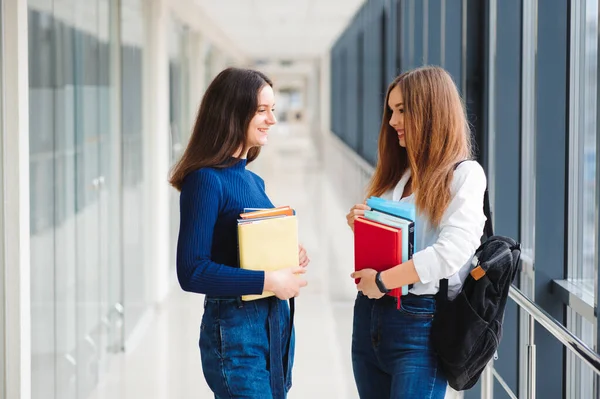Δύο Φοιτήτριες Στέκονται Στο Διάδρομο Του Κολεγίου Βιβλία — Φωτογραφία Αρχείου