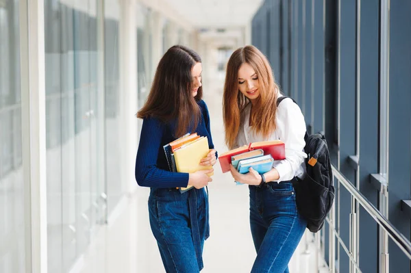 Dos Alumnas Paran Pasillo Universidad Con Libros —  Fotos de Stock