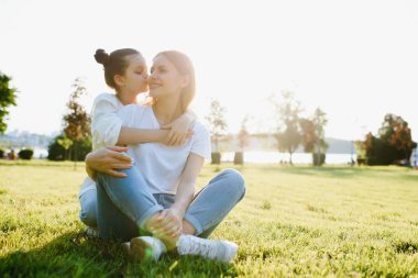 Anne ve kızı parkta eğleniyor. Mutlu aile kavramı. Aile hayatı olan güzel doğa manzarası. Mutlu bir aile birlikte dinleniyor. Aile hayatında mutluluk ve uyum..