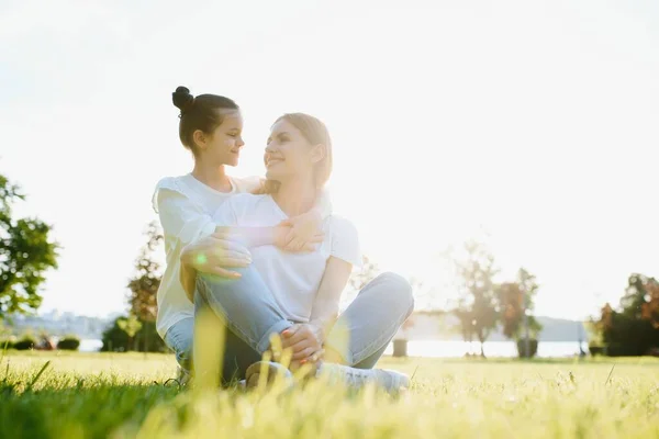 Glückliche Mutter Und Tochter Beim Entspannen Park Schöne Naturlandschaft Mit — Stockfoto