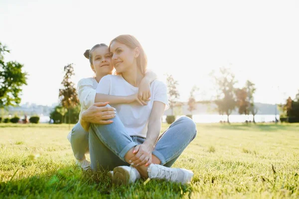 Happy Mother Daughter Relaxing Park Beauty Nature Scene Family Outdoor — Stock Photo, Image