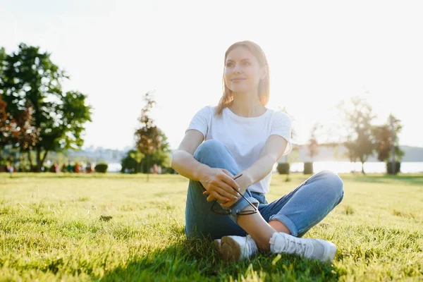 Vacker Kvinna Vilar Parken Gräset Sommaren — Stockfoto