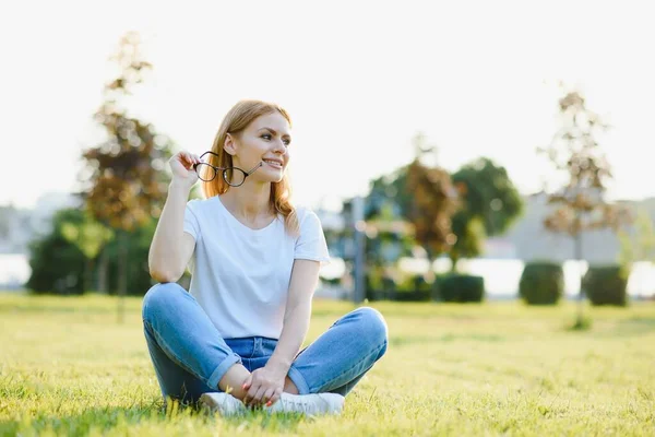 Vacker Kvinna Vilar Parken Gräset Sommaren — Stockfoto