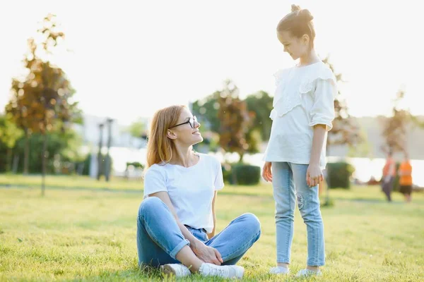 Mamma Och Dotter Har Roligt — Stockfoto