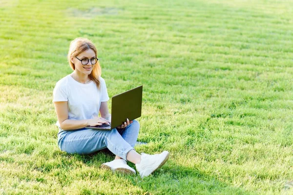 Mulher Bonita Surfar Internet Laptop Livre — Fotografia de Stock